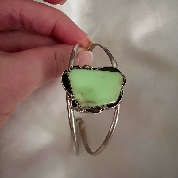 Elegant Silver Cuff Bracelet with Green Stone - Picture 2 of 3